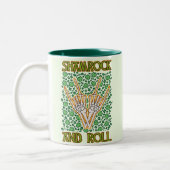 Shamrock and Roll St Patrick's Day Tweekleurige Koffiemok (Links)