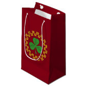 Shamrock en Knotwork op Red Klein Cadeauzakje (Voorkant Gekanteld)