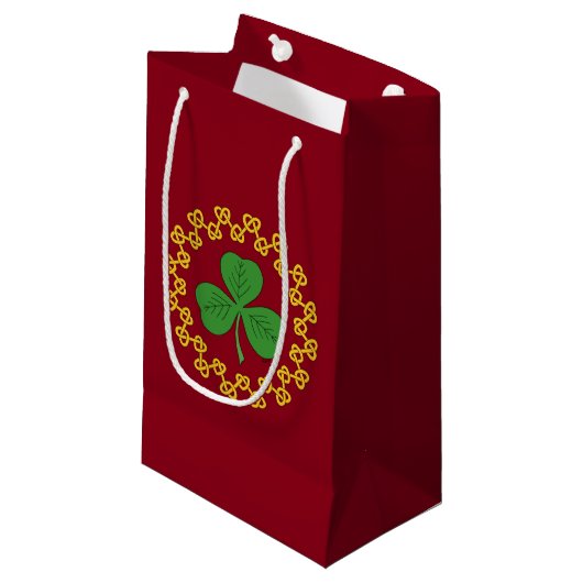 Shamrock en Knotwork op Red Klein Cadeauzakje (Voorkant Gekanteld)