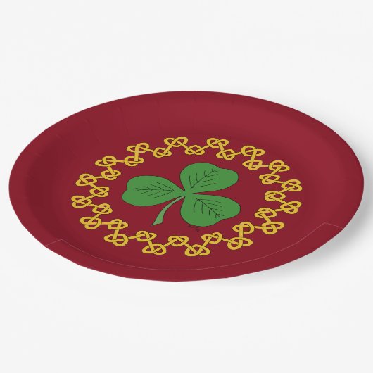 Shamrock en Knotwork op Red Papieren Bordje (Gekanteld)