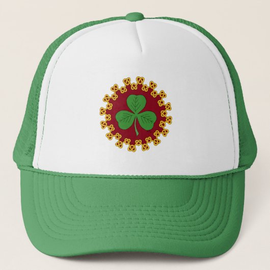 Shamrock en Knotwork op Red Trucker Pet (Voorkant)