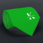 Shamrock Green Elegant Monogram   Naam Eenzijdig Stropdas<br><div class="desc">Een elegante stropdas met een gewaagd wit monogram over een Shamrock Green achtergrond. Bovenop dit monogram staat je voor- of achternaam in alle hoofdletters. Als u de voorkeur geeft aan een stoutmoediger zoeken naar de persoonlijke naam in de grote letter kunt u het volgende doen: Gebruik de functie aanpassen /...</div>
