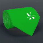 Shamrock Green Elegant Monogram   naam Stropdas<br><div class="desc">Een elegante tweezijdige stropdas met een gewaagd wit monogram over een feestelijke Shamrock Green achtergrond. Bovenop dit monogram staat je voor- of achternaam in alle hoofdletters. Als u de voorkeur geeft aan een stoutmoediger zoeken naar de persoonlijke naam in de grote letter kunt u het volgende doen: Gebruik de functie...</div>