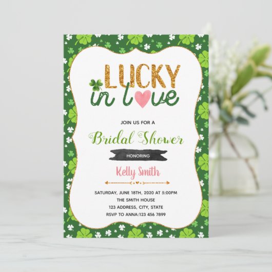 Shamrock heeft geluk in de uitnodiging van het lie (Staand voorkant)