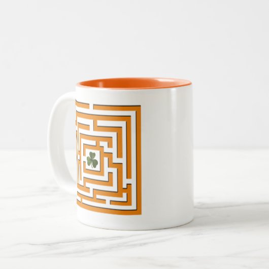 Shamrock in Oranje Labyrinth Challenge Tweekleurige Koffiemok (Voorkant links)
