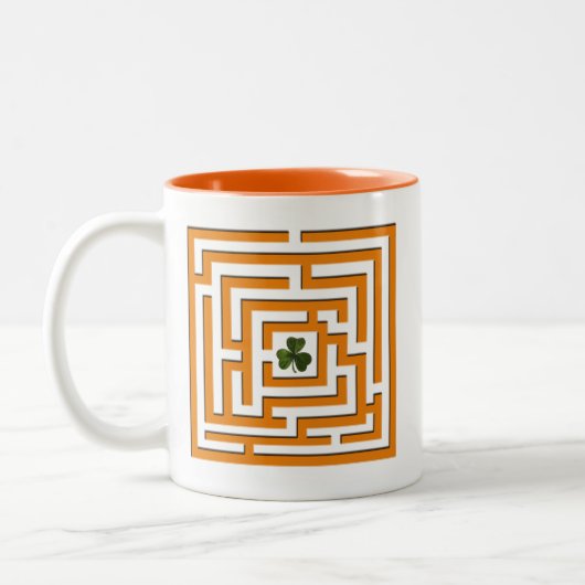 Shamrock in Oranje Labyrinth Challenge Tweekleurige Koffiemok (Links)
