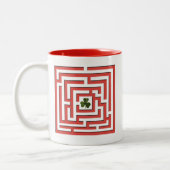 Shamrock in Red Labyrinth Challenge Tweekleurige Koffiemok (Links)