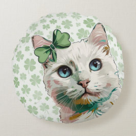 Shamrock kat met blauwe ogen rond kussen