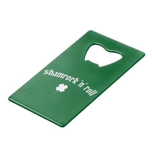 Shamrock n roll St Patrick's Day Creditkaart Flessenopener (Voorkant Gekanteld)