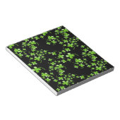 Shamrock-patroon, groen op zwart accessoire Notitieblok (Schuin)