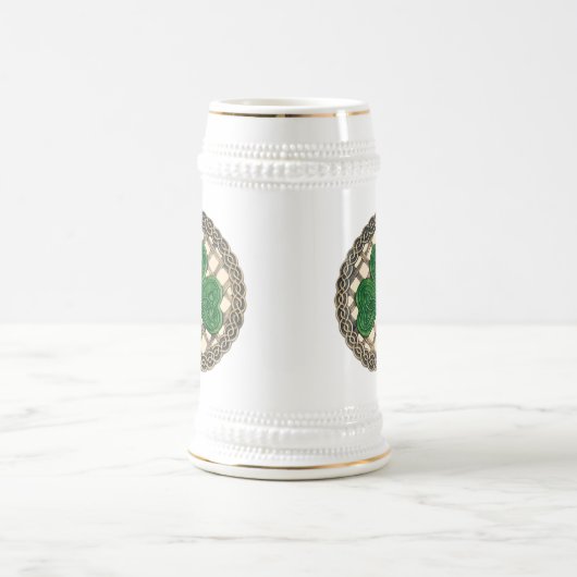 Shamrock, rooster en Keltische knopen op beige Mok (Center)