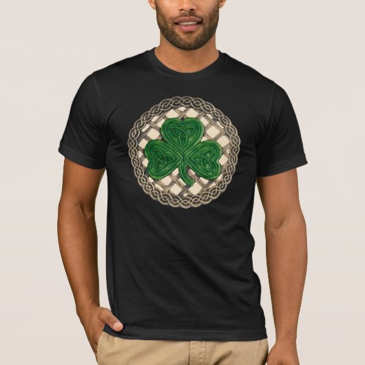 Shamrock, rooster en Keltische knopen op beige Shi T-shirt (Voorkant)