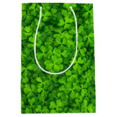Shamrocks Clover Leaves St. Patrick's Day Fun Medium Cadeauzakje (Voorkant)