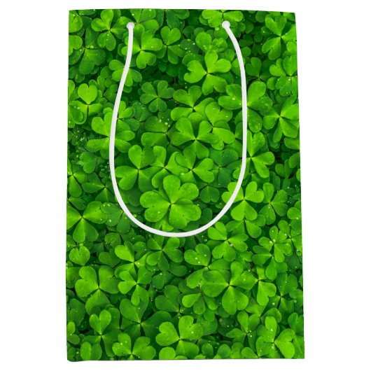 Shamrocks Clover Leaves St. Patrick's Day Fun Medium Cadeauzakje (Voorkant)