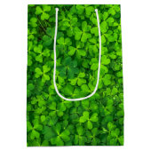 Shamrocks Clover Leaves St. Patrick's Day Fun Medium Cadeauzakje (Achterkant)