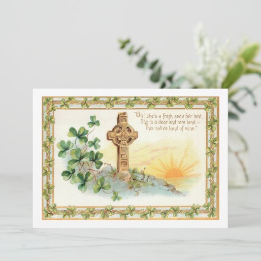  shamrocks en Keltische Kruis Feestdagenkaart (Staand voorkant)