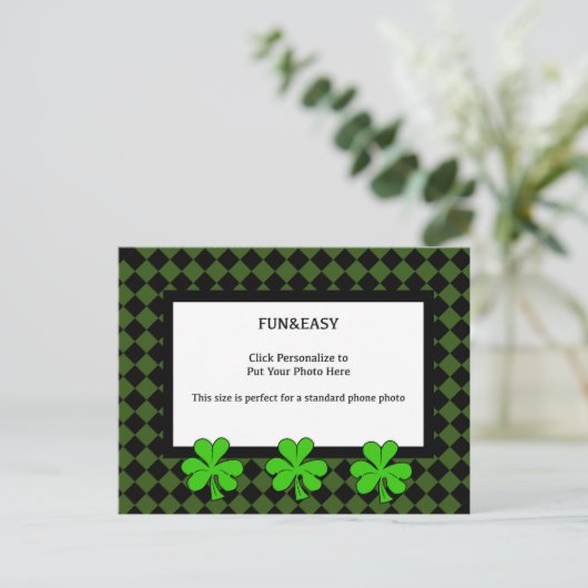 Shamrocks en uw foto op een groen en zwart briefkaart (Staand voorkant)