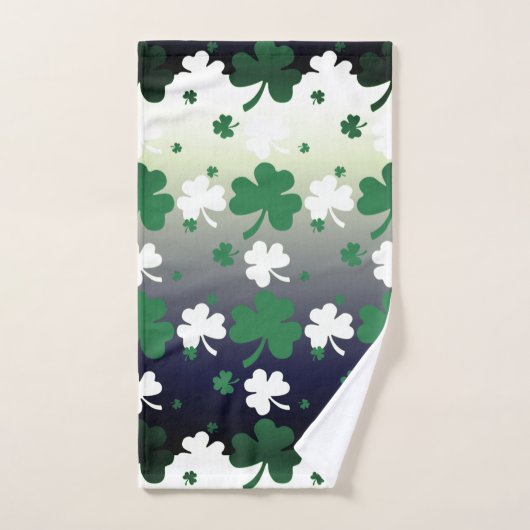 Shamrocks, groen en wit op gegraveerd veld bad handdoek (Handdoek)