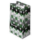 Shamrocks, groen en wit op gegraveerd veld klein cadeauzakje (Achterkant Gekanteld)