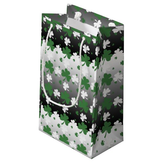 Shamrocks, groen en wit op gegraveerd veld klein cadeauzakje (Achterkant Gekanteld)