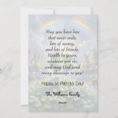 Shamrocks in een dorp met een regenboog in de luch feestdagenkaart (Achterkant)