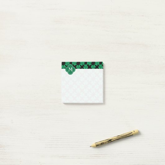 Shamrocks op zwart, monogrammed Initiaal 3x3 Post-it® Notes (Op bureau)