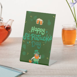 Shamrocks & Shenanigans: een St. Patrick's Day Reclamebord Met Voetstuk