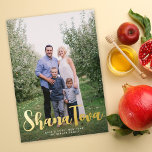 Shana Tova Rosh Hashanah Jewish Holiday Foto Folie Feestdagenkaart<br><div class="desc">Deze moderne Rosh Hashanah-fotokaart is voorzien van een volledige foto met de groet "Shana Tova" en de Star van David in gouden folie. Op de achterkant vind je een blauwe achtergrond voor de marine. Pas dit ontwerp verder aan door een andere foto en/of tekst aan de rug toe te voegen!...</div>