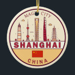 Shanghai China City Skyline Embleem Keramisch Ornament<br><div class="desc">Shanghai minimalistisch,  kleurrijk kunstontwerp met monumenten en bezienswaardigheden van de stad in China.</div>