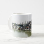 Shanghai, China, Mar 30, 2017, Wooden histc bui Koffiemok (Voorkant links)