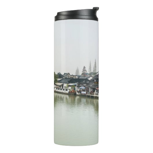 Shanghai, China, Mar 30, 2017, Wooden histc bui Thermosbeker (Gedraaid links)