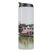 Shanghai, China, Mar 30, 2017, Wooden histc bui Thermosbeker (Geroteerd rechts)