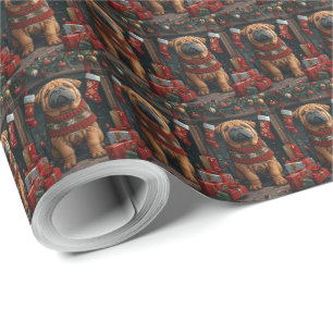 Shar Pei-hond met kerstcadeaus bij de open haard Cadeaupapier