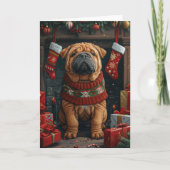 Shar Pei-hond met kerstcadeaus bij de open haard Kaart (Voorkant)