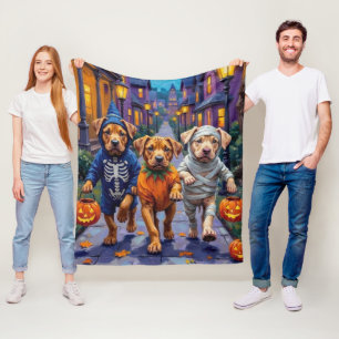 Shar Pei honden gaan langs voor trick-or-treat in  Fleece Deken