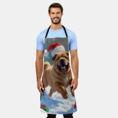 Shar Pei loopt in de sneeuw met kerst Pet Schort (Gedragen)