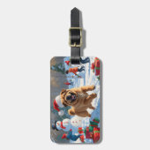 Shar Pei loopt in de sneeuw met kerstmuts Bagagelabel (Voorkant verticaal)