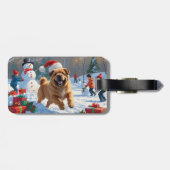 Shar Pei loopt in de sneeuw met kerstmuts Bagagelabel (Achterkant horizontaal)