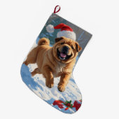 Shar Pei loopt in de sneeuw met kerstmuts Grote Kerstsok (Voorkant (Hangend))