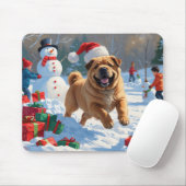 Shar Pei loopt in de sneeuw met kerstmuts Muismat (Met muis)