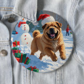 Shar Pei loopt in de sneeuw met kerstmuts Ronde Button 6,0 Cm (In situ)