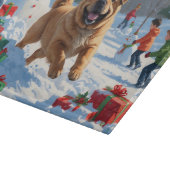Shar Pei loopt in de sneeuw met kerstmuts Snijplank (Hoek)