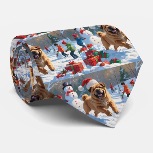 Shar Pei loopt in de sneeuw met kerstmuts Stropdas (Opgerold)