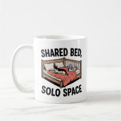 Shared Bed, Solo Space | Dog & Cat Humor Koffiemok (Links)