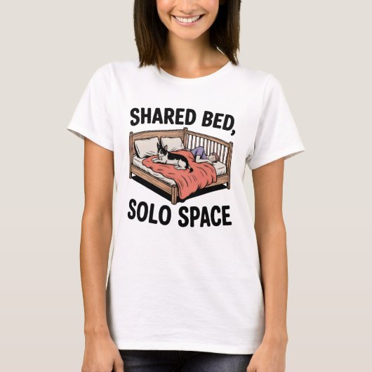 Shared Bed, Solo Space | Funny Pet Sleep Quote T-shirt (Voorkant)