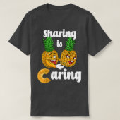 Sharing is Caring Swingers Couple Pineapple Men Wo T-shirt (Design voorkant)