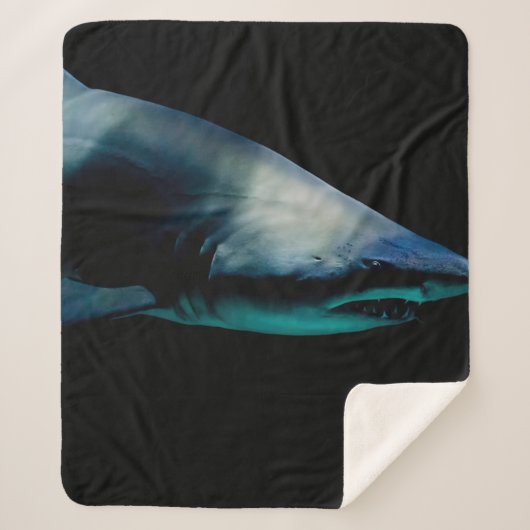 SHARK AGAINST BLACK BACKGROUND SHERPA DEKEN (Voorkant)