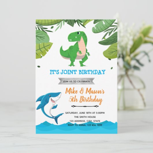 Shark and dinosaur joint verjaard  kaart (Staand voorkant)