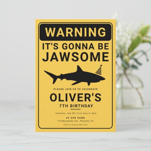 Shark Attack Verjaardag Pool Party Uitnodiging (Staand voorkant)