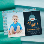 Shark Bait | Fotouitnodiging van Birthday Party Kaart<br><div class="desc">De uitnodigingen van de verjaardagsfeestje van de roodhaai zijn voorzien van een glimlachende haai die zwemt in een donkerblauw zee, met "kom bij ons voor een beet" eronder. Geef je fintastische verjaardagsdetails hieronder een persoonlijk tintje. De uitnodigingen keren aan een overeenkomstig haaienpatroon om. Perfect voor strandfeesten, poolfeestjes en zomerfeesten, je...</div>